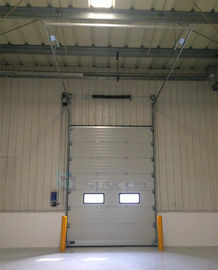 China Puertas seccionales industriales aisladas del panel de bocadillo para el uso del exterior fábrica