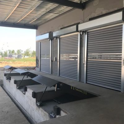 Puerta de rodillo automática con botón blanco