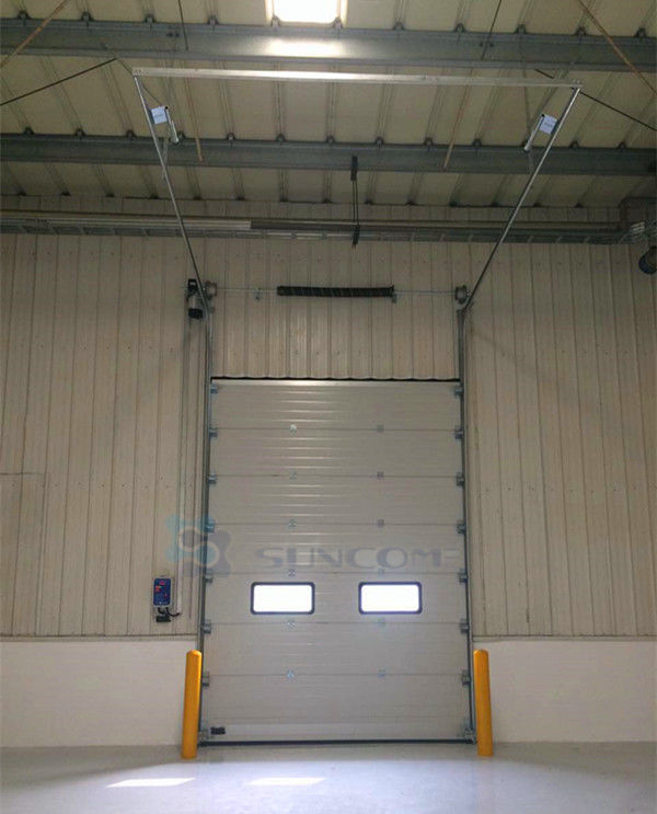 Puertas seccionales industriales aisladas del panel de bocadillo para el uso del exterior