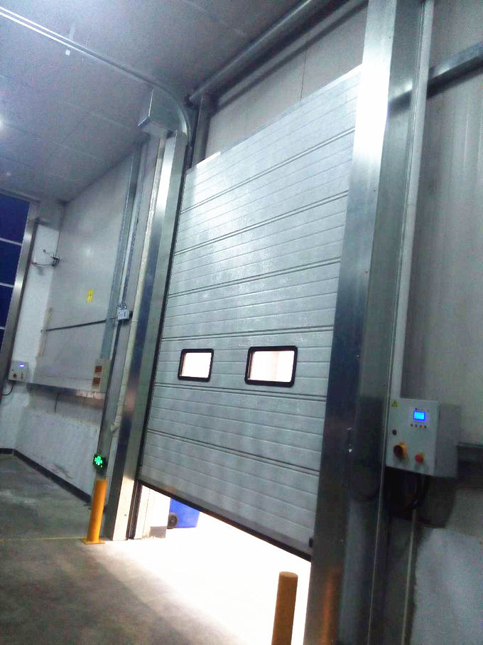 La puerta de alta velocidad exterior del obturador la monofásico de la CA 200V galvanizó la puerta vertical de la elevación del marco de acero