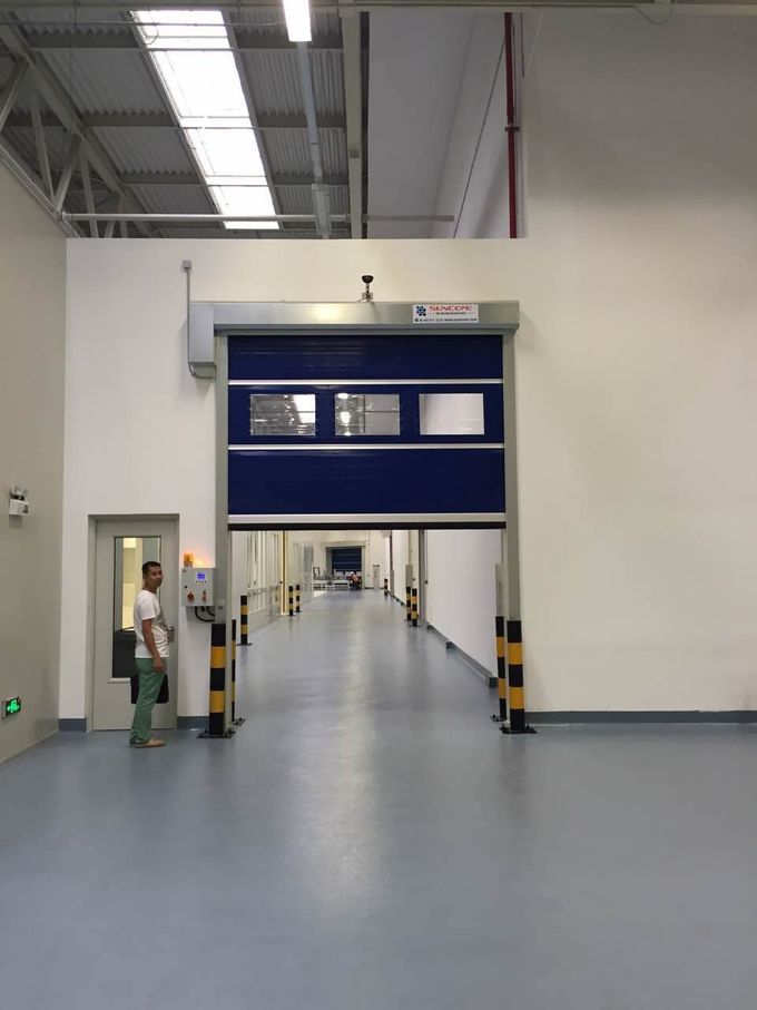 Las puertas industriales de alta velocidad del PVC del área libre de polvo del taller galvanizaron el marco de acero
